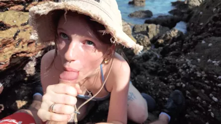 Милая русская девушка на пляже сосет хуй сводному брату