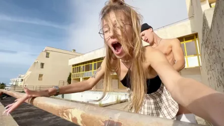 Девушка трахается с парнем возле заброшенного бассейна